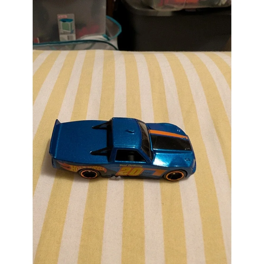 Hot Wheels Circle Trucker Diecast Car Toni DeBerry HW Race 2015 Blue 1:64 Mattel